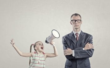 Dijete traži pažnju i vuče za rukav? Ostavite sve i posvetite mu se u potpunosti! Dijete traži pažnju i vuče za rukav? Ostavite sve i posvetite mu se u potpunosti!