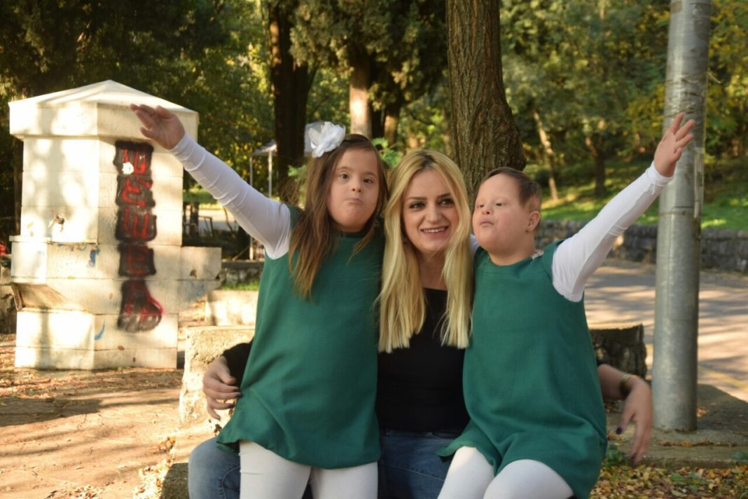 Mama Sara i devojčice-mamaklik