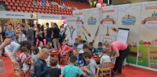 Najmlađi posjetioci Sajma za djecu i porodicu oduševljeni radionicama u Kreativnom kutku