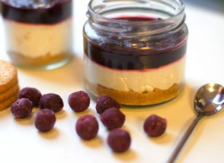 Cheesecake u čaši sa kremastim grčkim jogurtom
