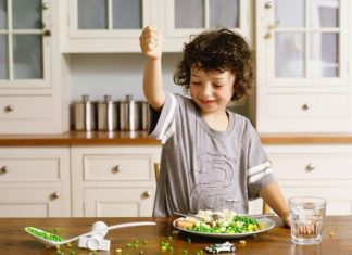 Blog mame “Momsters”: Koliko je korisno jesti prstima?