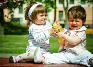 OK je da dijete NE DIJELI svoje igračke sa drugom djecom