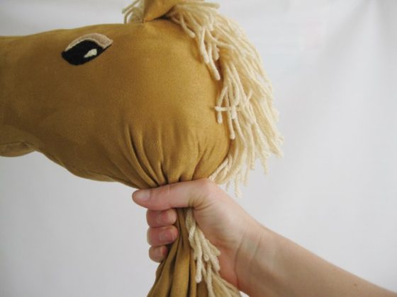 Kako napraviti konjića na štapu? Ovo je igračka koju će djeca obožavati! (FOTO)