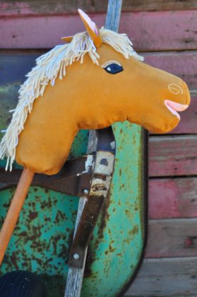 Kako napraviti konjića na štapu? Ovo je igračka koju će djeca obožavati! (FOTO)