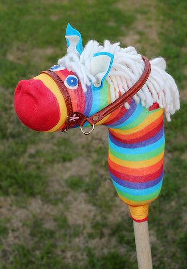 Kako napraviti konjića na štapu? Ovo je igračka koju će djeca obožavati! (FOTO)