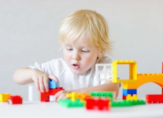 UČENJE KROZ IGRU Lego kocke za razvoj fine motorike kod djece mamaklik.jpg