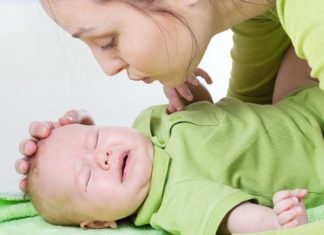 GRČEVI KOD BEBA: Simptomi, uzroci i kako pomoći bebama?