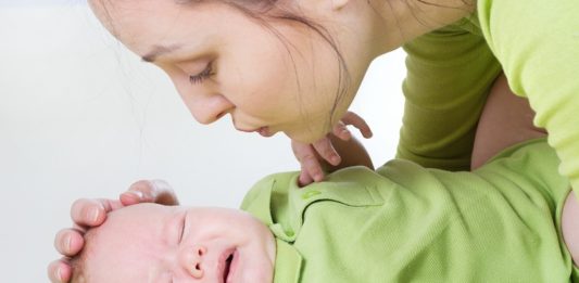 GRČEVI KOD BEBA: Simptomi, uzroci i kako pomoći bebama?