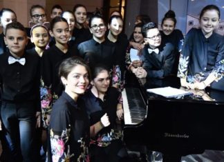 Sarajevski učenici oborili Ginisov rekord u najmnogoljudnijem sviranju klavira