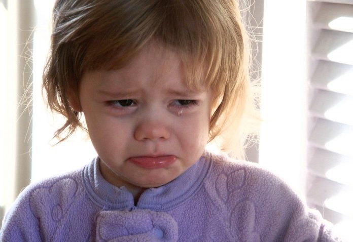 Uplakana djevojcica stres