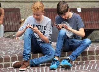 Telefonska prepiska đaka, roditelja i nastavnika UZELA MAHA: Porukama pravdaju časove i RADE DOMAĆI