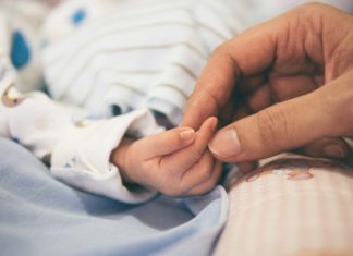 Prvi put na svijetu: Porodila se žena kojoj je sestra bliznakinja donirala matericu