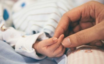 Prvi put na svijetu: Porodila se žena kojoj je sestra bliznakinja donirala matericu