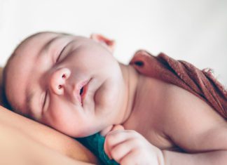 9 VJEŠTINA koje bi svaki roditelj PRVE BEBE trebalo da savlada kupanje, oblacenje bebe, mijenjanje pelena, polozaji za dojenje mamaklik