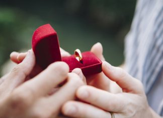 Prosidbe kakve nisu mogle da zamisle: “Nudio mi je nove grudi umjesto prstena…”