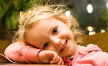 Jedinci nisu razmaženi i škrti radoznalo srecno dijete mamaklik