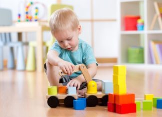 Igra koja razvija sva čula: Razvrstajte igračke Montesori metodom