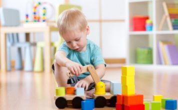 Igra koja razvija sva čula: Razvrstajte igračke Montesori metodom