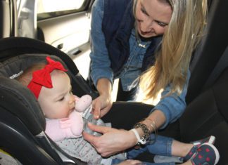 Upozorenje roditeljima: Nikako ne stavljajte dijete u auto-sjedište na ovaj način!