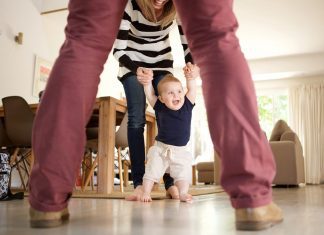 Kad beba počinje da hoda Prvi koraci i šta treba znati prije nego što dijete prohoda