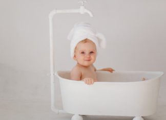 Može i bez stresa: 8 savjeta za KUPANJE u kojem će dijete uživati kako-okupati-bebu-bez-suza-mamaklik.jpg