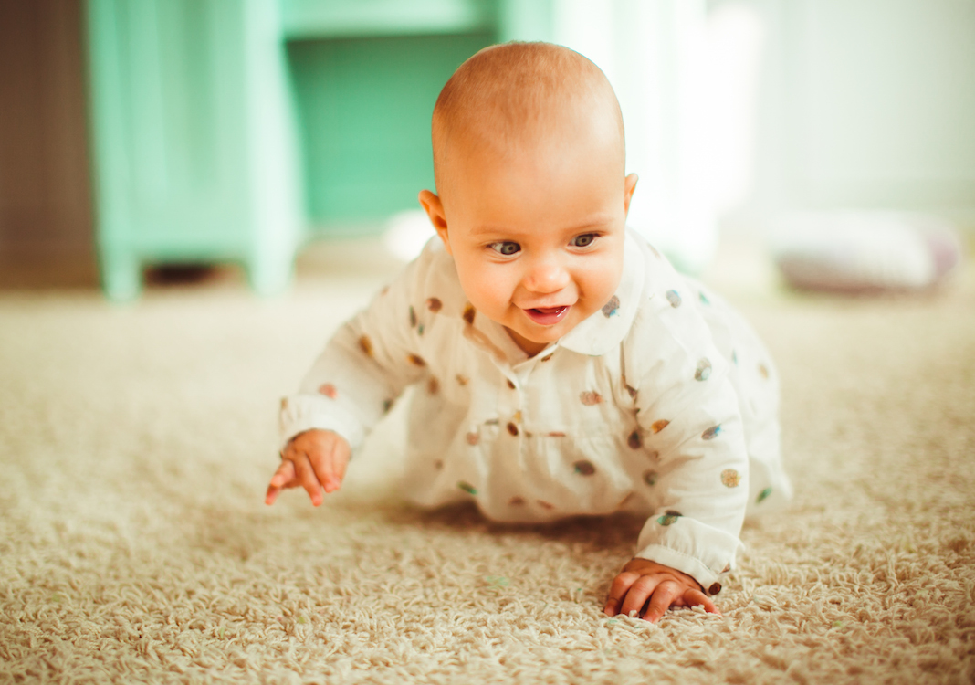 Kad beba počinje da hoda: Prvi koraci i šta treba znati prije nego što dijete prohoda