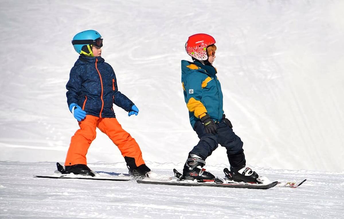 Zimovanje-sa-malom-djecom-Preporuke-i-savjeti-skijanje-mamaklik.jpg