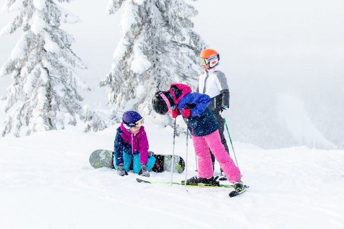 Zimovanje-sa-malom-djecom-preporuke-i-savjeti-mamaklik-skijanje-sankanje-boravak-na-planini.jpg