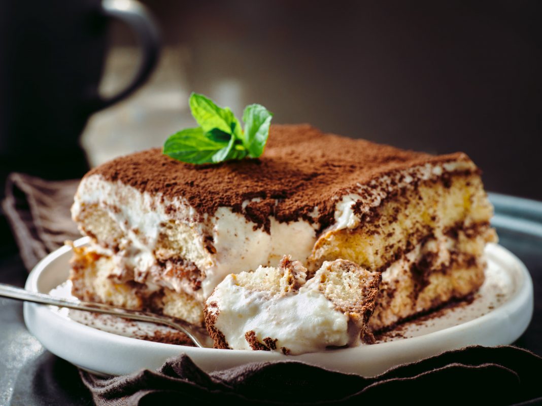 Tiramisu sa bijelom čokoladom je neodoljiv kolač, a priprema je laka. Ukoliko ga pravite za manju djecu, nes kafu možete zamijeniti kakaom ili mlijekom i njime kvasiti piškote.