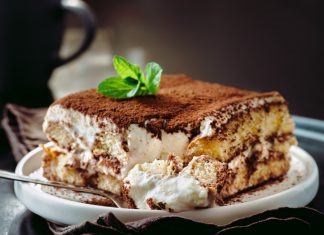 Kremasti tiramisu sa bijelom čokoladom – 3 jednostavna koraka Tiramisu sa bijelom čokoladom je neodoljiv kolač, a priprema je laka. Ukoliko ga pravite za manju djecu, nes kafu možete zamijeniti kakaom ili mlijekom i njime kvasiti piškote.