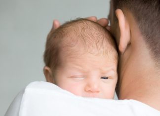 Fotografija tek rođene bebe postala hit zbog namršene face koju je napravila!.jpg