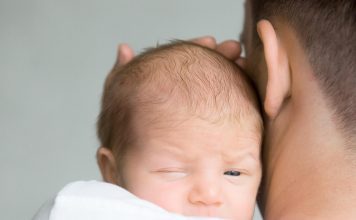 Fotografija tek rođene bebe postala hit zbog namršene face koju je napravila!.jpg