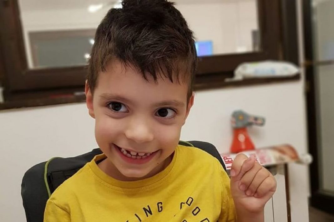 Pozivom na humanitarni  broj 1412 pomozimo sedmogodišnjem Sergeju Todoroviću iz Banjaluke, da nastavi sa vježbama i napravi svoj prvi korak.