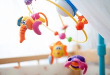 Zašto je muzička igračka za krevetac (vrteška) VAŽNA za bebu Zašto-je-muzička-igračka-za-krevetac-vrteška-VAŽNA-za-bebu-mamaklik.jpg