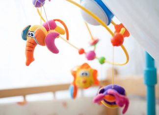 Zašto je muzička igračka za krevetac (vrteška) VAŽNA za bebu Zašto-je-muzička-igračka-za-krevetac-vrteška-VAŽNA-za-bebu-mamaklik.jpg