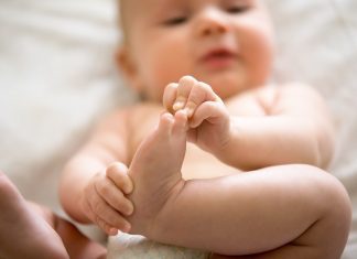 Analiza-krvi-iz-pete-kod-beba-i-novorodjencadi-Gatrijev-test-otkriva-urođene-rijetke-bolesti-kod-novorodjenceta-bebe-i-djece-3.jpg