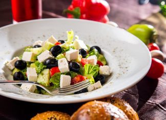GRČKA SALATA: Twist recept i sastav koji će vas oduševiti GRČKA-SALATA-Twist-recept-i-sastav-koji-će-vas-oduševiti-mamaklik.jpg