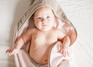 KUPANJE-BEBE-Vodič-za-higijenu-i-suho-pranje-novorođenčeta-i-savjeti-kako-kupati-bebu-mamaklik-1.jpg