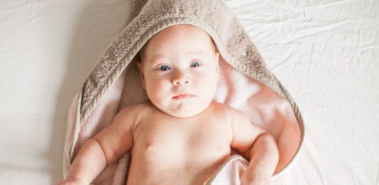 KUPANJE-BEBE-Vodič-za-higijenu-i-suho-pranje-novorođenčeta-i-savjeti-kako-kupati-bebu-mamaklik-1.jpg