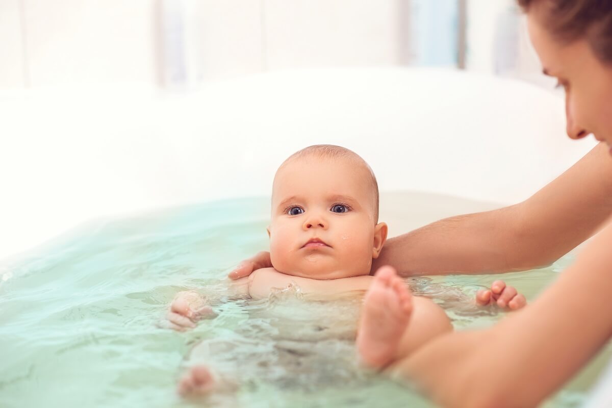 KUPANJE-BEBE-Vodič-za-higijenu-i-suho-pranje-novorođenčeta-i-savjeti-kako-kupati-bebu-mamaklik-1.jpg