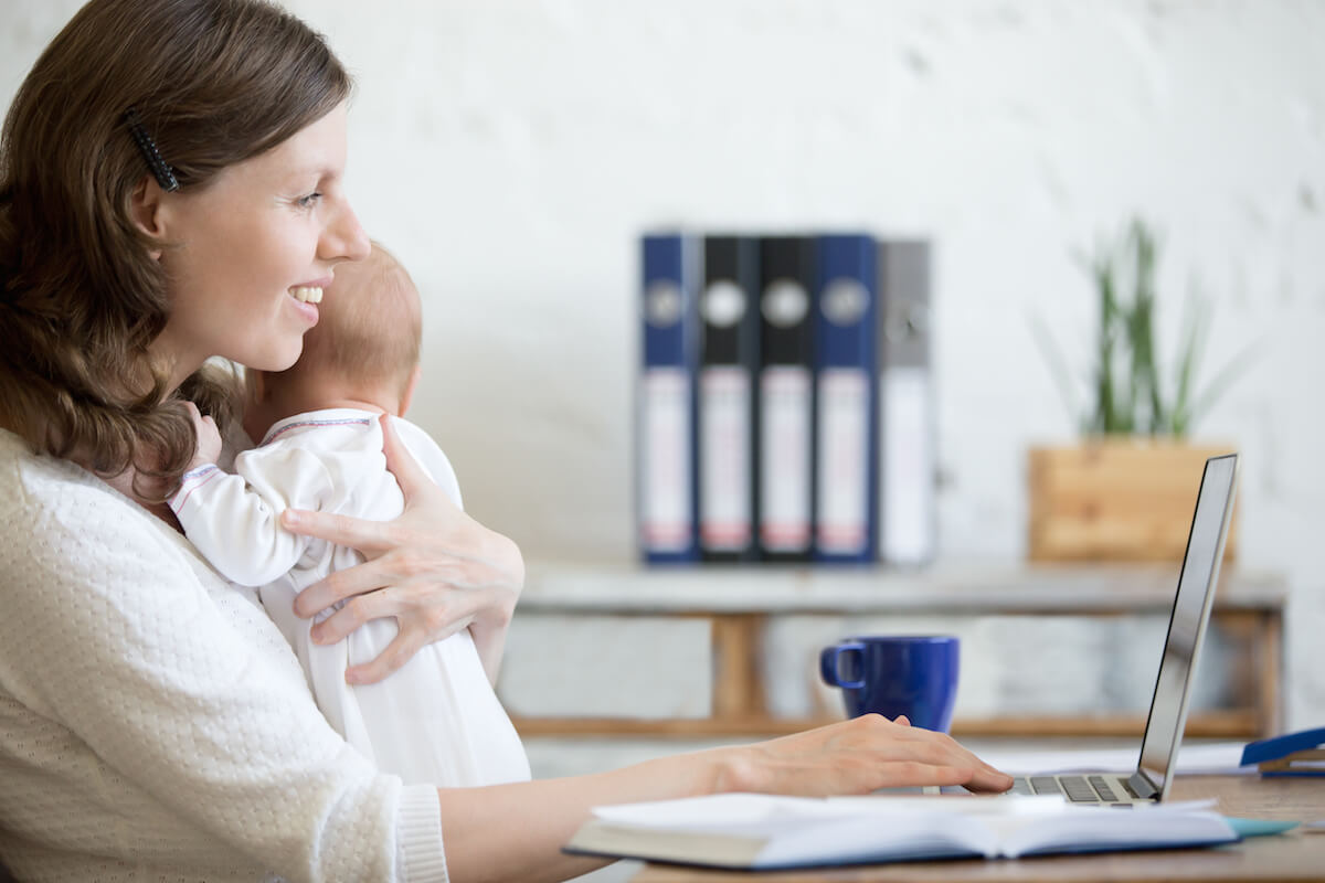 mama-bebe-u-kancelariji-dovođenje-beba-na-radno-mesto-posao-mamaklik-2.jpg