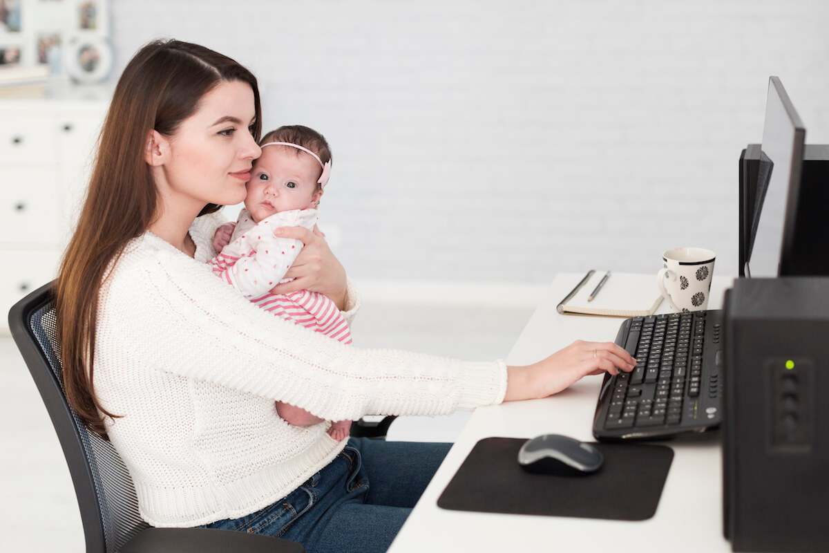 mama-bebe-u-kancelariji-dovođenje-beba-na-radno-mesto-posao-mamaklik-2.jpg