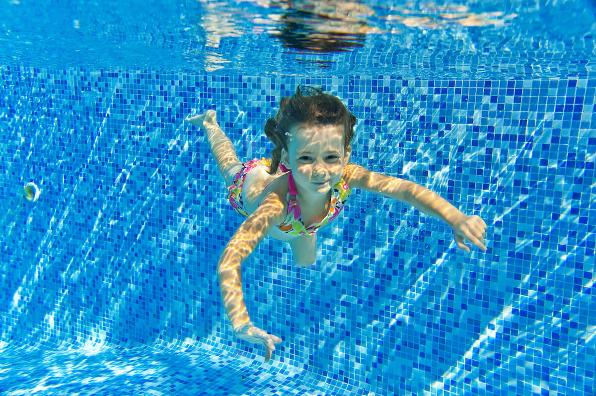 kupanje-djece-u-bazenima-7opasnosti-mamaklik.jpg