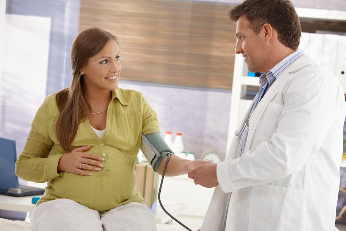 Visok krvni pritisak kod trudnica Mirovanje u krevetu (najčešće u bolnici) jedini je efikasan način regulisanja krvnog pritiska. To je obično dovoljno do kraja trudnoće, ali ako se simptomi pogoršaju i ustanovi se da ugrožavaju dijete, porođaj će biti izazvan prije predviđenog termina.  Redovno kontrolisanje krvnog pritiska obvezno je tokom trudnoće jer je to precizan pokazatelj brojnih problema koji se mogu javiti u ovom razdoblju.  Iako je povišen krvni pritisak najčešće kratkotrajna reakcija na anksioznost, takođe može upozoriti na preeklampsiju. Ovo stanje, ako se ne uoči i ne tretira na vrijeme, može ugroziti i vaš i djetetov život. Ostali simptomi preeklampsije nisu uvijek uočljivi, osobito u prvim mjesecima trudnoće.