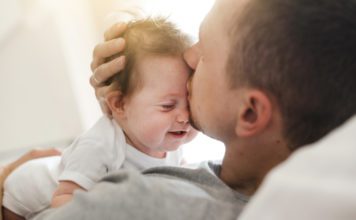 Dječje emocije: Kako nam BEBE pokazuju da nas VOLE? kako bebe pokazuju ljubav beba voli mamaklik.com