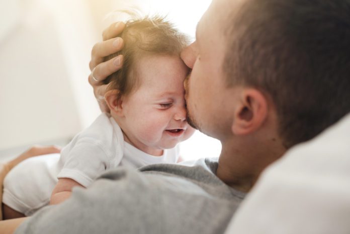 kako bebe pokazuju ljubav beba voli mamaklik.com