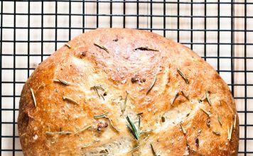 Domaći rustikalni hljeb sa bijelim lukom i ruzmarinom (VIDEO)